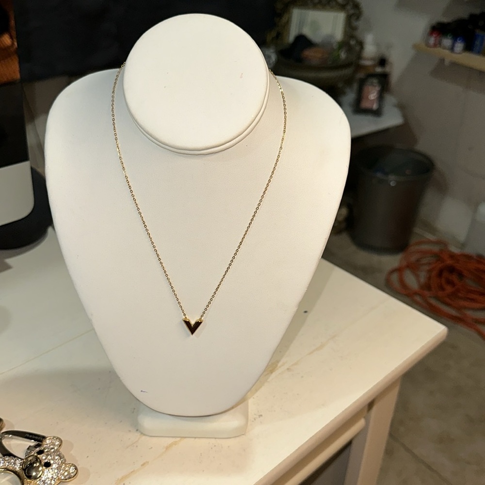 in fashion lv necklace 18” long - Picture 2 of 14